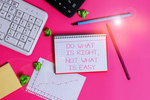 Handstil text handstil gör vad är rätt inte vad är lätt. Concept mening villig att stå upp för vad som är rätt Skriv utrustning och dator tyger placerade ovanför klassiska träbord. — Stockfoto