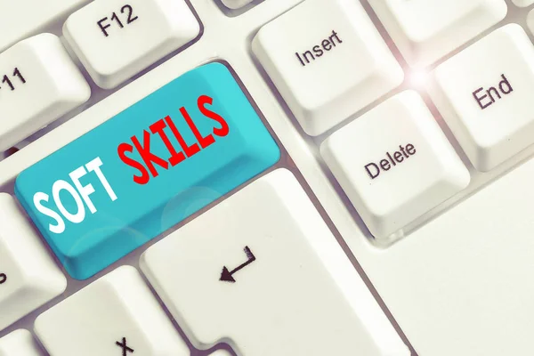 Письменный почерк Soft Skills. Концепция, означающая демонстрационный атрибут, позволяет эффективно взаимодействовать с другими клавиатурами белого компьютера с пустой бумагой над белым фоновым ключом — стоковое фото