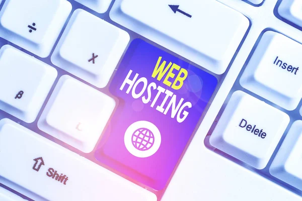 Γραπτό σημείωμα που δείχνει Web Hosting. Business photo showcasing The activity of providing storage space and access for websites Λευκό πληκτρολόγιο pc με χαρτί σημειώσεων πάνω από το λευκό φόντο. — Φωτογραφία Αρχείου