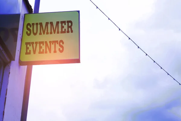 Word tekst schrijven zomer evenementen. Bedrijfsconcept voor feest evenementen dat plaatsvindt tijdens het zomer groen advertentie bord op straat met Kopieer ruimte voor reclame. — Stockfoto