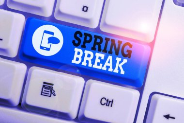 Bahar Tatili'ni gösteren kavramsal el yazısı. Beyaz arka plan tuşu kopyalama alanı üzerinde not kağıdı ile bahar Klavye sırasında okul ve üniversitelerde İş fotoğraf metin Tatil dönemi.