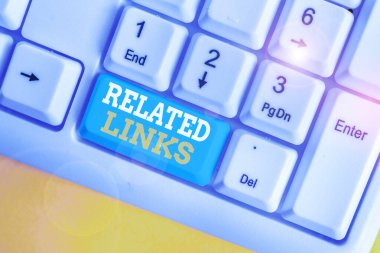 İlgili Bağlantıları gösteren not yazma. Bir Web sayfası Cross referans Hotlinks Köprüler Beyaz pc klavye beyaz arka plan üzerinde not kağıdı ile içinde İş fotoğraf vitrin Web sitesi.
