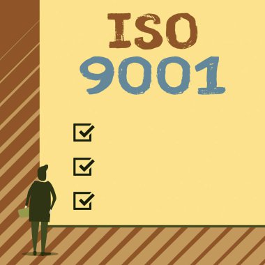 El yazısı Iso 9001. Kavram, müşterilerin ihtiyaçlarını karşılamak için tasarlanmış yardım organizasyonları anlamına gelir. Büyük boş dikdörtgen tahtanın önünde duran adam..