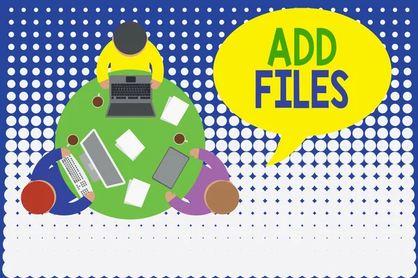 Textový rukopis Přidat soubory. Koncept význam Chcete-li dát více informací na určité demonstrace, věc, nebo dokument Pracovní kulatý stůl muži zaměstnanci elektronické přístroje dokumenty šálek kávy. — Stock fotografie
