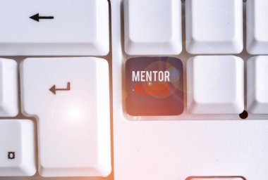 Mentor Gerekli gösteren not yazma. İş fotoğraf vitrin beyaz arka plan üzerinde not kağıdı ile beyaz pc klavye gösteren daha deneyimli veya daha bilgili için yardım istedi.