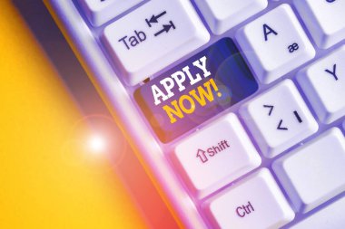 Şimdi Uygula'yı gösteren kavramsal el yazısı. İş fotoğraf vitrin resmi olarak yazılı bir şey veya beyaz arka plan üzerinde not kağıdı ile form Beyaz pc klavye göndererek.