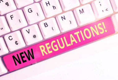 El yazısı metin Yeni Düzenlemeler. Kavram anlamı kuralları hükümet sipariş kontrolü yapılan bir şey beyaz arka plan tuş kopyalama alanı üzerinde boş not kağıdı ile Beyaz pc klavye yaptı.