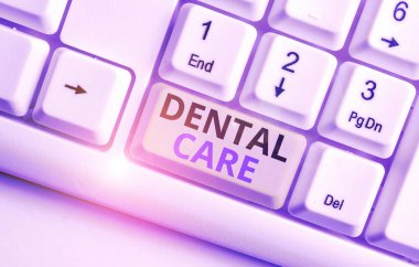 Diş Bakımı'nı gösteren bir metin işareti. Sağlıklı dişlerin kavramsal fotoğraf bakımı veya beyaz arka plan tuşu kopyalama alanı üzerinde boş not kağıdı ile gelecekteki Beyaz pc klavye için temiz tutmak için.