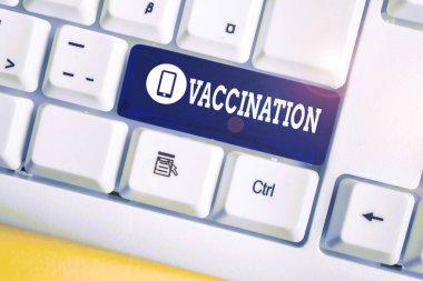 El yazısı metin Aşılama. Kavram anlamı Enfeksiyona karşı vücudu daha güçlü kılan Tedavi Beyaz pc klavye beyaz arka plan anahtar kopyalama alanı üzerinde boş not kağıdı ile.