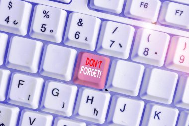 Don T Forget'ı gösteren bir not yazıyorum. Önemli bir gerçeği veya detay Beyaz pc klavyesi hakkında beyaz arka plan üzerinde not kağıdı ile birisi hatırlatmak için kullanılan İş fotoğraf vitrin.