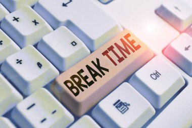 El yazısı metin yazma Break Time. Kavram anlamı Dinlenme veya dinlenme süresi belirli iş yaptıktan sonra beyaz arka plan tuşu kopyalama alanı üzerinde boş not kağıdı ile Beyaz pc klavye.