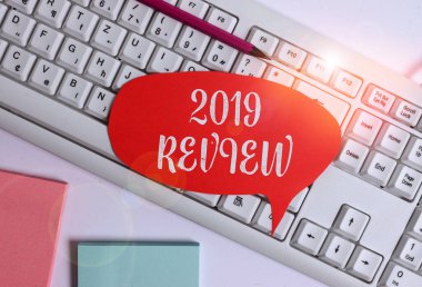2019 İnceleme gösteren not yazma. 2019 için turizm veya hizmetlerde yeni trendler ve beklentiler vitrine İş fotoğrafı Kısa mesaj için pc klavyesi üzerinde boş kopya alanı kırmızı not kağıt.