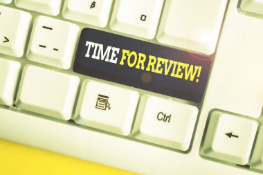 Word yazma metin Zaman İnceleme için. Beyaz arka plan tuşu kopyalama alanı üzerinde boş not kağıdı ile beyaz pc klavye değiştirmek instituting niyeti ile bir şey resmi değerlendirme için İş kavramı.