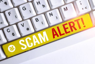 Kelime yazma metin Scam Alert. Beyaz arka plan tuşu kopyalama alanı üzerinde boş not kağıdı ile onu Beyaz pc klavye ikna ederek dolandırıcılık tan para elde etmek için iş kavramı.