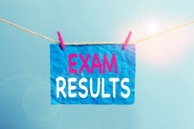 Sınav Sonuçlarını gösteren not yazma. İş fotoğraf vitrin bilgi veya yetenek Clothesline clothesline dikdörtgen şekilli kağıt hatırlatma beyaz ahşap masa gösteren resmi bir testin sonucu.