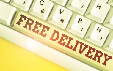 Ücretsiz Teslimat'ı gösteren metin işareti. Kavramsal fotoğraf Nakliye Paketi Kargo Kurye Dağıtım Merkezi Kırılgan Beyaz pc klavye beyaz arka plan anahtar kopyalama alanı üzerinde boş not kağıdı ile.