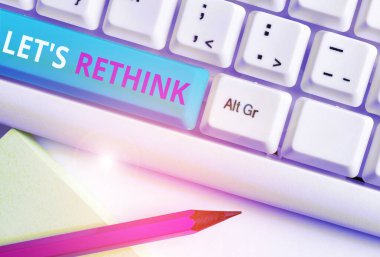 El yazısı metin Let S Rethink. Kavram anlamı Bir Afterthought To Remember Yeniden Gözden Geçirin Beyaz pc klavyesi beyaz arka plan tuşu kopyalama alanı nın üzerinde boş not kağıdı ile yeniden değerlendirin.