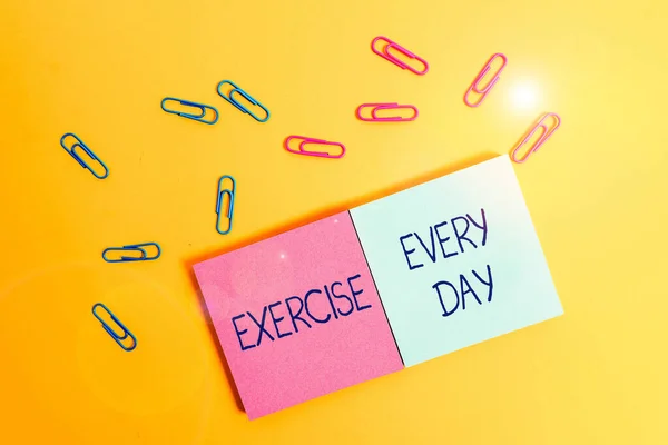 Schrijf notitie die elke dag oefening weergeeft. Zakelijke fotopresentatie beweging lichaam energetisch om fit en gezond gekleurd vierkant leeg Sticky blocnotes vellen clips kleur achtergrond te krijgen. — Stockfoto