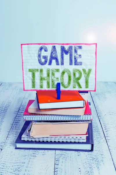 Word pisanie tekstu teoria gry. Koncepcja biznesowa dla gałęzi matematyki, których dotyczy analiza strategii stos drewniany kolor książka notatnik notebook szpilka stosu. — Zdjęcie stockowe