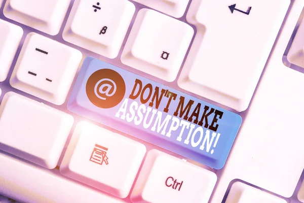 Signo de texto que muestra Don T Make Assumption. Foto conceptual algo que usted asume para ser caso incluso sin la prueba Teclado blanco de la PC con el papel de nota vacío sobre el espacio de copia de la llave del fondo blanco . —  Fotos de Stock