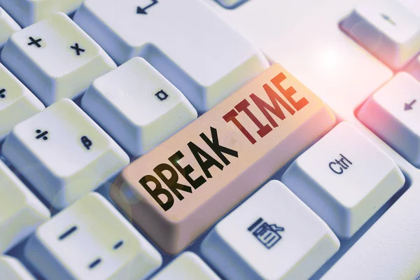 Manuscrito texto escrevendo Break Time. Conceito significado Período de descanso ou recreação depois de fazer de determinado trabalho Teclado pc branco com papel de nota vazio acima espaço de cópia de chave de fundo branco . — Fotografia de Stock