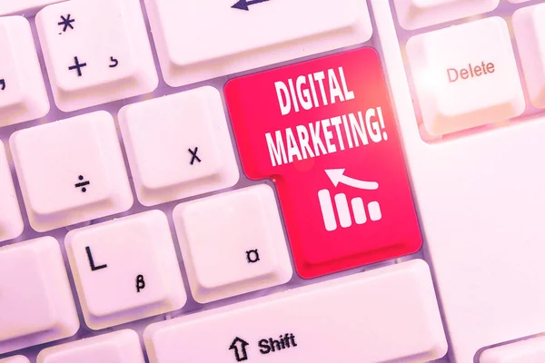 Segno di testo che mostra Digital Marketing. Prodotti o servizi concettuali per il mercato fotografico che utilizzano tecnologie su Internet Tastiera bianca per pc con carta a note vuote sopra lo spazio di copia del tasto di sfondo bianco . — Foto Stock