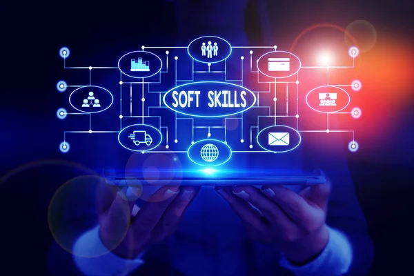 Segno di testo che mostra Soft Skills. Foto concettuale attributo dimostrativo abilitare interagire efficacemente con altri mostrando Donna indossare abito da lavoro formale presentazione utilizzando dispositivo intelligente . — Foto Stock