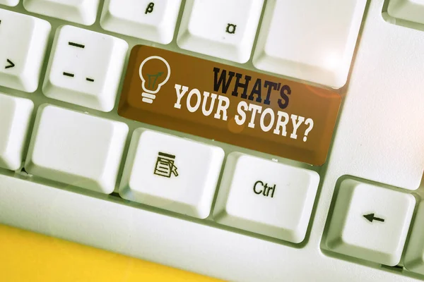 Kelime yazma metni Nedir S Your Story soru. Geçmiş yaşam olayları hakkında gösteren soran analiz için İş konsepti Beyaz pc klavye beyaz arka plan anahtar kopya üzerinde boş not kağıdı ile — Stok fotoğraf