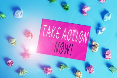 Action Now'ı gösteren not yazma. İş fotoğraf vitrin bir şey resmi veya uyumlu sorun Renkli buruşturulmuş dikdörtgen şeklinde hatırlatma kağıt açık mavi arka plan ile amaç elde yapmak.