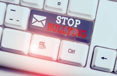 Zorbalığı Durdur'u gösteren kavramsal el yazısı. İş fotoğraf Fight vitrin ve beyaz arka plan üzerinde not kağıdı ile bu Agresif Kabul Edilemez Davranış Beyaz pc klavye ortadan kaldırmak.