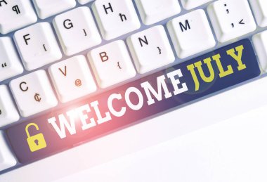 El yazısı metin Hoşgeldiniz Temmuz. Kavram anlamı Takvim Yedinci Ay 31days Üçüncü Çeyrek Yeni Sezon Beyaz pc klavye beyaz arka plan anahtar kopyalama alanı üzerinde boş not kağıdı ile.