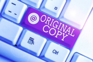 Orijinal Kopya'yı gösteren not yazma. İş fotoğraf vitrin Ana Script Baskısız Markalı Patentli Master List Beyaz pc klavye beyaz arka plan üzerinde not kağıdı ile.