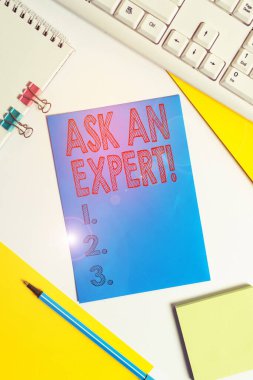 Bir Uzmansa Sor'u gösteren kavramsal el yazısı. Okuduğunuz İş fotoğrafı metin onayı anlamak ve yönergeleri ile katılıyorum Renkli kağıt bağlayıcı klip levhalar beyaz masa boş alan.