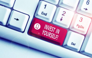Invest In Yourself'i gösteren metin işareti. Kavramsal fotoğraf böylece beyaz arka plan tuşu kopyalama alanı üzerinde boş not kağıdı ile çok daha iyi Beyaz pc klavye yapma yeni şeyler veya malzemeler öğrenmek.
