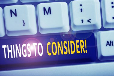 Word yazma metin Things Göz önünde bulundurulması gereken. Beyaz arka plan tuşu kopyalama alanı üzerinde boş not kağıdı ile karar Beyaz pc klavye yapmak için dikkatle bir şey düşünmek için Iş kavramı.