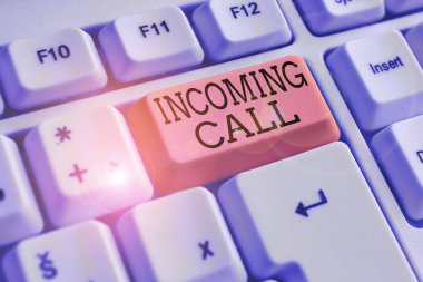 Gelen Çağrı'yı gösteren kavramsal el yazısı. İş fotoğraf metin Gelen Alınan Arayan Kimliği Telefon Sesli Mesaj Vidcall Beyaz pc klavye beyaz arka plan üzerinde not kağıdı ile.