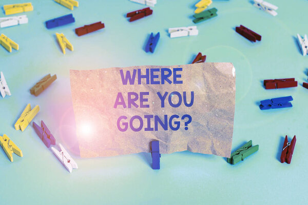 Знак, показывающий, куда вы идете. Концептуальное фото используется, чтобы спросить кого-то назначения направился к цветной одежды бумаги пустой напоминание синий пол фоновый офисный значок
.