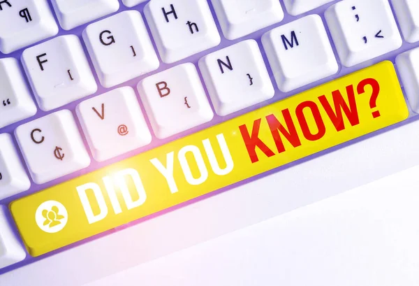 Texto de escritura de palabras Did You Know Question. Concepto de negocio para cuando usted está preguntando a alguien si saben hecho o evento Teclado de PC blanco con papel de nota vacío sobre el espacio de copia de tecla de fondo blanco . — Foto de Stock