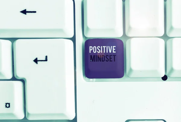 Escrita de mão conceitual mostrando mentalidade positiva. Foto de negócios texto atitude mental em que você espera resultados favoráveis Teclado pc branco com papel de nota acima do fundo branco . — Fotografia de Stock