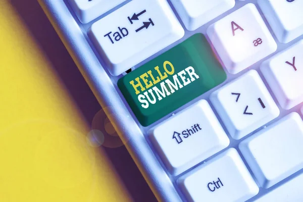 Escrita conceitual mostrando Hello Summer. Texto da foto de negócios Receber a estação mais quente do ano vem após a primavera Teclado pc branco com papel de nota acima do fundo branco . — Fotografia de Stock