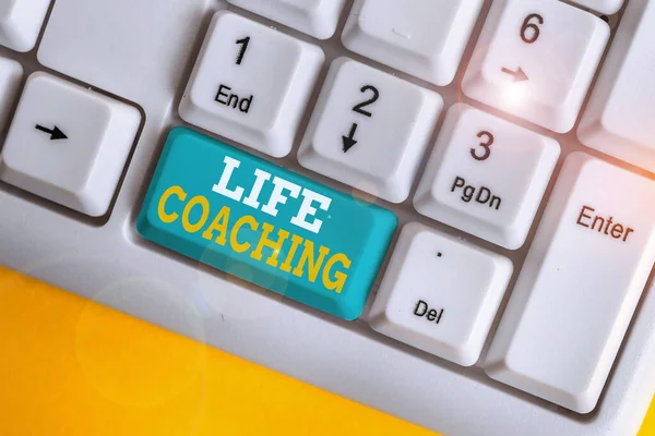 Scrivere una nota che mostra Life Coaching. Business photo showcase Migliorare le vite di Challenges Ci incoraggia nella nostra tastiera PC Careers White con carta da lettere sopra lo sfondo bianco . — Foto Stock