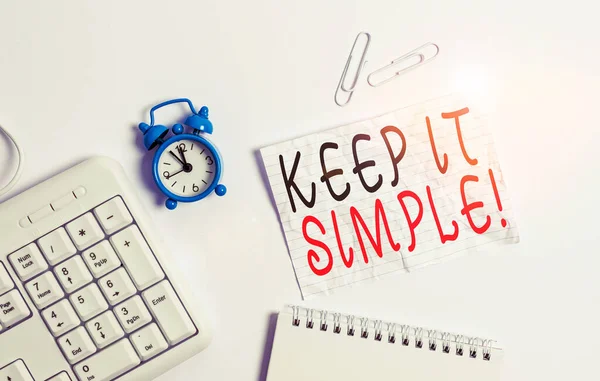 Scrivere una nota che mostri Keep It Simple. Business photo showcase chiedere qualcosa di facile capire non entrare troppo nel dettaglio Carta bianca con spazio di copia sul tavolo con orologio e tastiera del pc . — Foto Stock