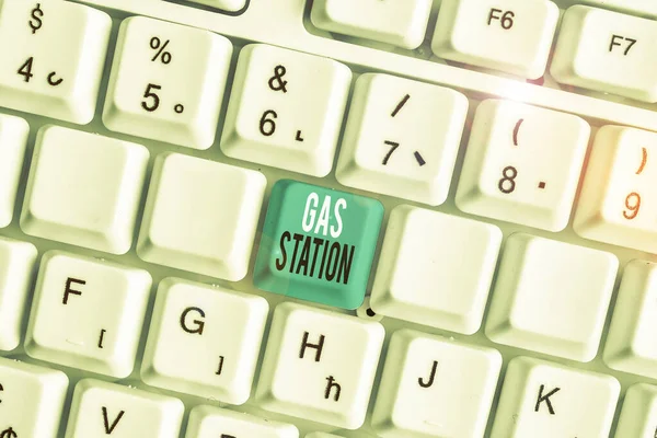 Skriv not som visar bensin Station. Business Photo Visa upp för service motorfordon särskilt med bensin och olja vit PC-tangentbord med anteckningspapper ovanför den vita bakgrunden. — Stockfoto