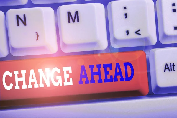 Texto para escrita de palavras Change Ahead. Conceito de negócio para substituir ou trocar por outro Torne-se diferente Teclado de PC branco com papel de nota vazio acima do espaço de cópia de chave de fundo branco . — Fotografia de Stock