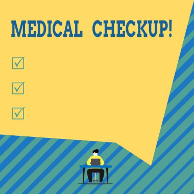 El yazısı metni sağlık kontrolü. Kapsamlı fiziksel muayene anlamına gelen kavram, çeşitli testler içerir. Genç adam yazı yazarken sandalyede oturur ve laptopunu masanın üstünde kullanır..