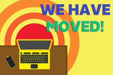 Taşıdığımız Kelime Yazma metni. Bir konuttan başka bir yere gitmek için iş konsepti Üst Bakış ofis çalışma yeri dizüstü bilgisayar ahşap masa akıllı telefon kenarı.