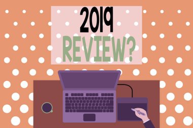 Kelime yazma metni 2019 İnceleme Sorusu. Geçen yılki olayları hatırlamak için iş kavramı. Ana eylemler ya da iyi gösteriler. Üst görünüm, tahta masa işçisi, tablet kahve fincanı ofisi çiziyor..