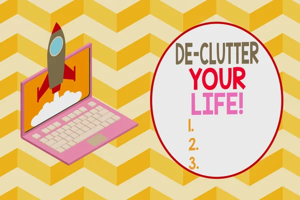 概念手写体显示De Clutter Your Life 。商业照片展示从不整洁或拥挤的地方清除不必要的物品火箭发射云彩笔记本电脑启动项目成长. — 图库照片