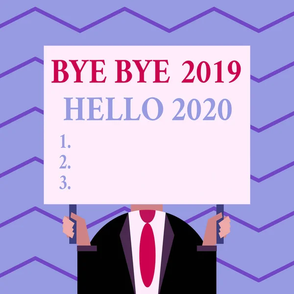 Texto de escritura de palabras Bye Bye 2019 Hello 2020 Concepto de negocio para despedirse del año pasado y dar la bienvenida a otro bueno Manera anticuada de recoger gente en el aeropuerto sostener una tabla grande con dos manos . —  Fotos de Stock