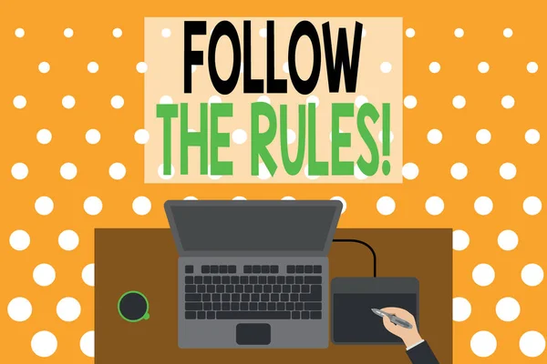 Ordskrivande text Följ reglerna. Affärsidé för att gå med regler för uppförande eller förfarande Upper view laptop trä skrivbord arbetare rita tablett kaffekopp kontor. — Stockfoto